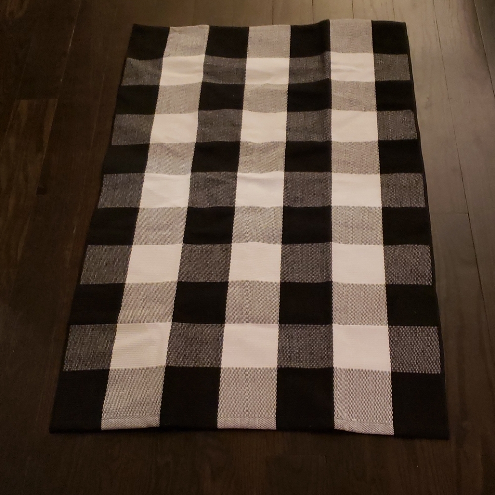 Thin Farmhouse buffalo check rug.